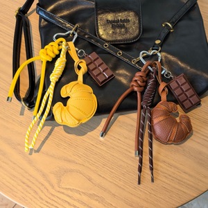 Porte-clés en cuir mignon avec breloque coquillage rose et pendentif barre de chocolat, forme irrégulière, mousqueton - Product Image 2