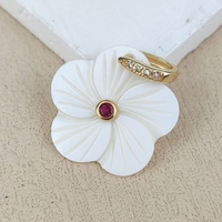 Pendentif élégant plaqué or avec fermoir en zircone cubique, motif floral sculpté en coquillage et nacre, pour la confection de bijoux