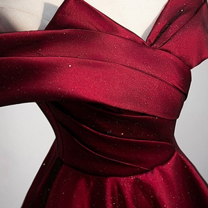 Robe de soirée/bal de promo en satin polyester bordeaux, coupe empire, épaules dénudées, pour mariage et cérémonie de remise des diplômes - Product Image 5