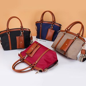 ชุดกระเป๋าผู้หญิง หนัง PU 2 ชิ้น ชุดกระเป๋าถือ ลายนูน สีพื้น สำหรับช้อปปิ้ง ออกเดท สีขาว ดำ แดง - Product Image 2