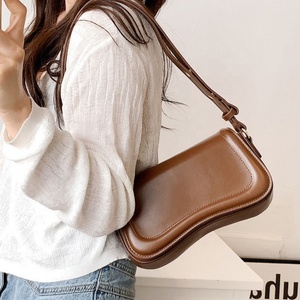 Sac à bandoulière tendance pour femme avec chaînes, en cuir PU, ouverture supérieure, idéal pour un usage quotidien - Vente en gros - Product Image 2