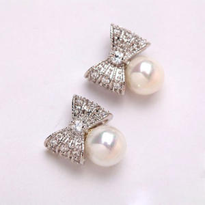 Orecchini a perno con fiocco in oro bianco, perla d'acqua dolce e diamanti taglio brillante rotondo per donna, gioielli da matrimonio in argento 925 - Product Image 3