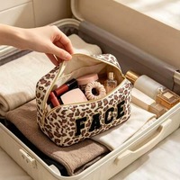 Pochette de maquillage léopard style preppy pour femme, légère, avec fermeture éclair, idéale pour les soins de la peau, portable pour un usage quotidien en voyage