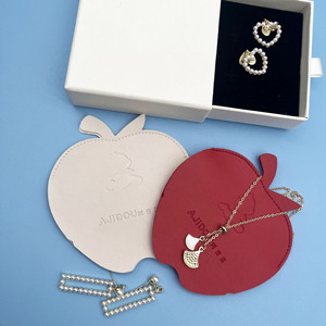 Vente en gros de sacs d'emballage pour bijoux en cuir pliables de luxe personnalisés en forme de pomme avec logo en relief - Product Image 5