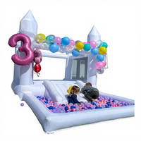 Château gonflable blanc moderne avec toboggan, idéal pour les mariages, événements et célébrations