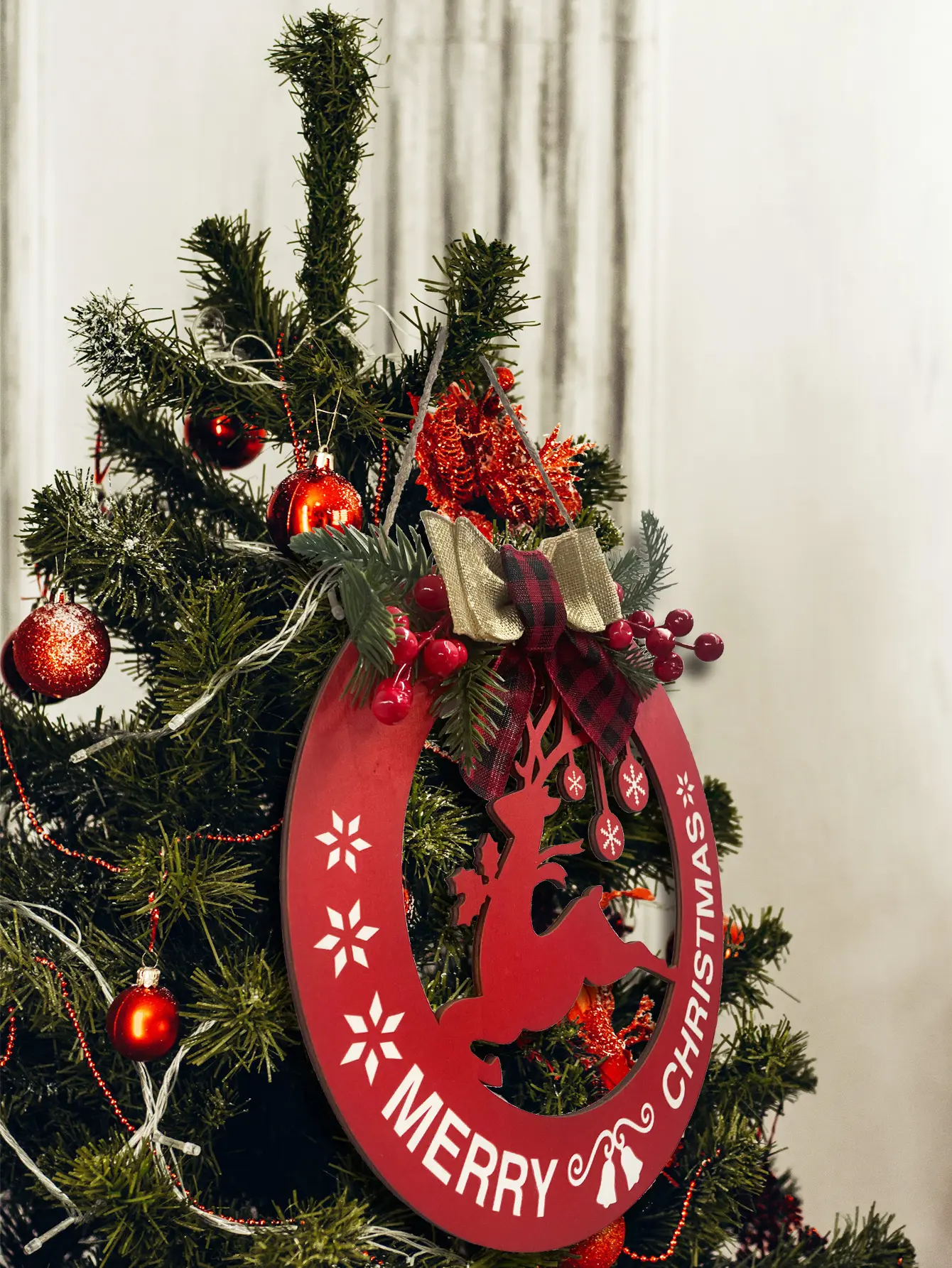 Weihnachtsschild Berry-Design hölzerner Anhänger mit rotem Bogenknoten ausgehöhlt hängende Dekoration für Eingangstür