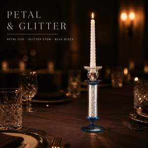 Diepblauwe glazen kaarsenhouder met zilveren glitter steel, bloemblaadjesvormige schaal en witte spiraalvormige kaars, modern voor thuis en woonkamer - Product Image 3