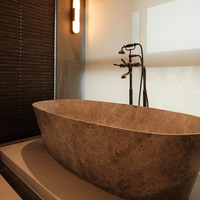 Baignoire en pierre naturelle de travertin beige, design élégant pour une expérience de bain luxueuse