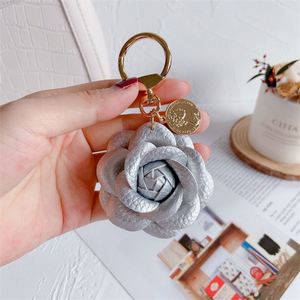 Elegante Llavero de Cuero PU con Flor de Camelia para Mujer, Colgante para Mochila - Product Image 1