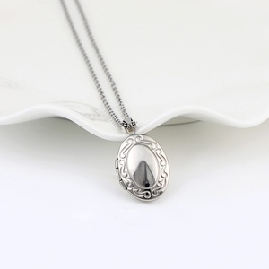 Collana con ciondolo a specchio con gioiello personalizzato con motivo floreale in acciaio inossidabile collana con medaglione fotografico ovale <span class=keywords><strong>per</strong></span> <span class=keywords><strong>regalo</strong></span> di <span class=keywords><strong>coppia</strong></span> di famiglia - Product Image 5