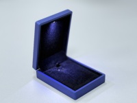 Boîte à bijoux LED bleue avec logo personnalisé pour l'emballage et la présentation de colliers de luxe