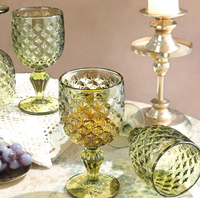 Ensemble de verrerie vintage vert émeraude, verre à vin gaufré rétro, gobelet et verre à eau pour la décoration de table de mariage