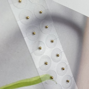 Semi auricolari in oro 24k a lunga durata con adesivo delicato sulla pelle, logo personalizzato, 20 pezzi, impermeabili, per agopuntura auricolare in oro 24k - Product Image 4
