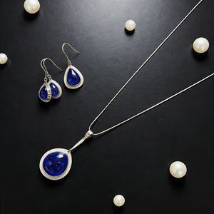 Collier élégant en perles d'eau douce argentées et en quartz, design intemporel bleu profond |   pour les boutiques éco-responsables du monde entier - Product Image 2