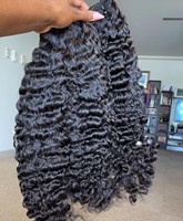 Cheveux naturels brésiliens ondulés en gros, cheveux indiens vierges bruts à cuticules alignées, mèches de cheveux humains bouclés birmans vierges en stock aux États-Unis
