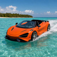 Véhicule aquatique en fibre de verre noir mat, type supercar, jet-car, bateau, avec aile arrière, pour parc d'attractions en bord de mer