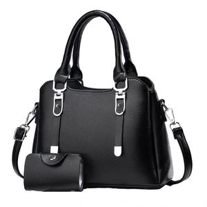 Bolsa de mano impermeable de PU con monedero pequeño de regalo, ideal para viajes, playa, compras y trabajo. - Product Image 1