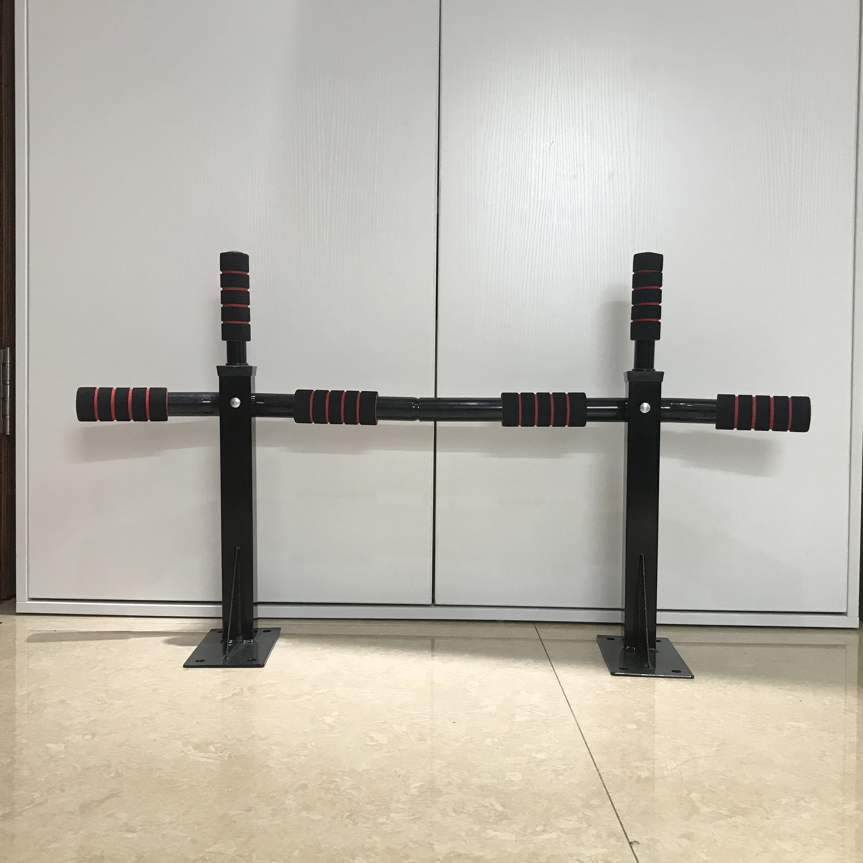 Упражнений в тренажерном зале фитнес Проем подбородок бар стены Показать спортивные многофункциональные в помещении для подтягиваний