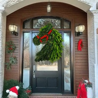 Karangan Bunga Natal Kepala Kuda Minimalis Modern Buatan Tangan yang Megah dengan Daun Hijau Lebat dan Detail Pita Merah untuk Dekorasi Pintu dan Dinding yang Meriah