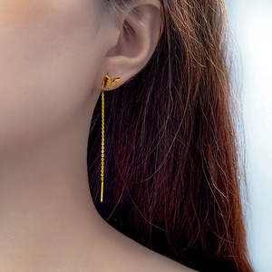 Pendientes colgantes de mariposa pequeños y delicados para mujer, en acero inoxidable 316L, chapados en oro PVD de 14k/18k, color oro personalizado. - Product Image 2