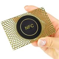 Venta al por mayor personalizado Premium Metal 0,8mm NFC tarjeta de membresía inteligente Ntag 216 reescribible Metal NFC Gold tarjeta de visita con código Qr