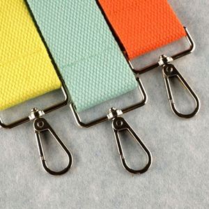 Parches Termoadhesivos Personalizados de Corea de 32mm de Ancho en Colores Surtidos con Correa para Nombre y Llavero con Ganchos Plateados - Product Image 2