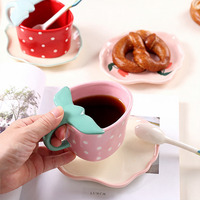 Ensemble tasse et soucoupe en céramique peinte à la main, motif fraise rose/rouge, design original et mignon, écologique, capacité 210 ml, pour le thé de l'après-midi