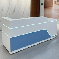 Étagères de système de comptoir de conception moderne en bois blanc et en verre pour comptoir de réception de magasin de détail de supermarché avec caisse incurvée
