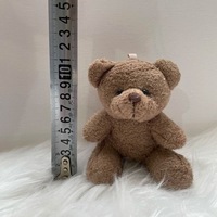 Ours en peluche court assis, pouces, poupée en peluche, sac suspendu, décoration de boîte-cadeau de mariage, poupée