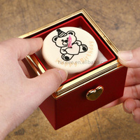 Cadeau idéal pour la fête des mères et les anniversaires : Boîte cadeau gâteau-ours avec anneau rotatif pour votre petite amie, boîte à bijoux rotative en forme de gâteau-ours