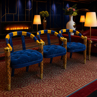 Fauteuil d'appoint capitonné en velours, cadre rouge et bleu, pieds dorés, moderne, pour villa, salon, salle de séjour