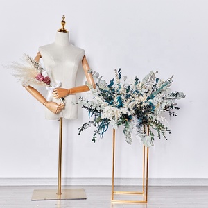 La decorazione di nozze aggiunge un'atmosfera romantica al luogo, con le rastrelliere di fiori eterne e le decorazioni della guida stradale - Product Image 1
