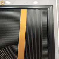 Porte en bois rayée noire et dorée moderne, porte de sécurité intérieure et extérieure de luxe avec un design texturé élégant pour la maison et le bureau