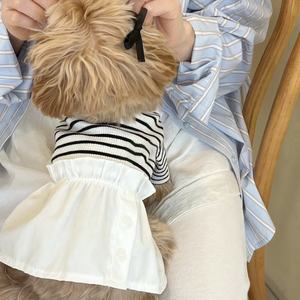 Robe T-shirt rayée pour animaux de compagnie de la même série avec jupe à volants et col à nœud pour chiens et chats - Product Image 1