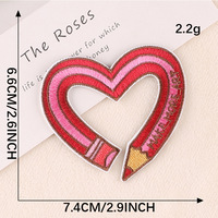 Le nouveau fer de dessin animé rose vif sur des patchs brodés personnalisé blanc mignon vêtements chapeau décoration broderie patch coeur crayon