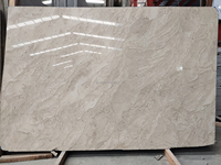 Finition en cuir naturel antidérapant moderne Dalle de marbre beige crème omanais Carreaux de piscine extérieure sur mesure Surface polie