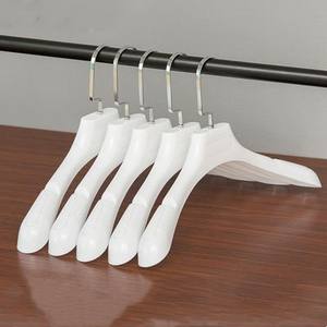 Lavinia nouveau grand cintre en plastique noir blanc antidérapant de haute qualité pour manteau large cintre d'épaule en plastique - Product Image 1