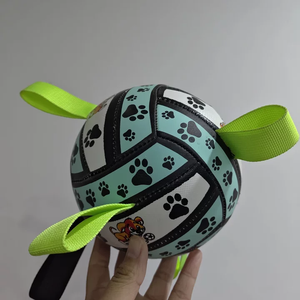 Nouveau 2026 Jouet interactif durable pour chiens et chats, pour le nettoyage des dents, à mâcher et à mordre, en forme de ballon de football, avec sangles résistantes et motif empreinte de patte, design moderne - Product Image 2
