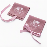 Pochette en daim personnalisée avec logo, fournie par l'usine, pour présentation de bijoux, avec rabat et ruban en satin décoratif