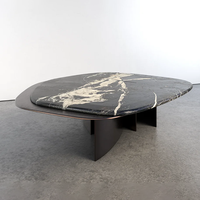 Table basse en marbre irrégulier Dream Home Organic, avec détails incurvés artistiques incrustés, support bronze foncé, mobilier haut de gamme pour villa.