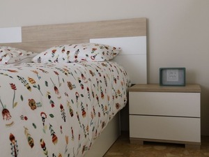Nouvelle Arrivée Ensemble <span class=keywords><strong>de</strong></span> Meubles <span class=keywords><strong>de</strong></span> Chambre à Coucher en Bois <span class=keywords><strong>de</strong></span> Style Contemporain Moderne 4 Pièces avec Armoire à 2 Portes, Table <span class=keywords><strong>de</strong></span> Chevet, Commode et Tête <span class=keywords><strong>de</strong></span> <span class=keywords><strong>Lit</strong></span> - Product Image 3