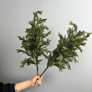 กิ่งไม้ประดิษฐ์สีเขียวยาว 55 ซม. แบบสัมผัสเหมือนจริง ขายส่ง กิ่งต้นไม้ปลอม กิ่งสนนอร์ฟอล์กประดิษฐ์ สำหรับตกแต่งพวงหรีดคริสต์มาส - Product Image 5
