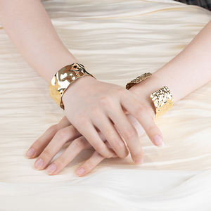 Brazaletes Chunky Abiertos Chapados en Oro de 18K PVD en Acero Inoxidable, Juego de Pulseras Martilladas con Pavé para Mujer - Product Image 2