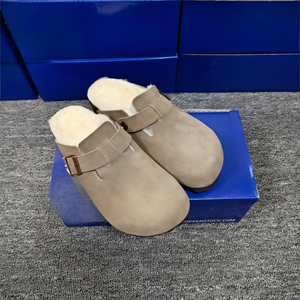 Vente à chaud de pantoufles de marque d'<span class=keywords><strong>hiver</strong></span> à la mode rétro classique adaptées aux hommes et aux femmes pantoufles d'extérieur chaudes et durables - Product Image 1