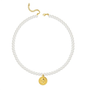 Collier personnalisé en perles plaqué or avec pendentif rond portrait de reine - Product Image 1