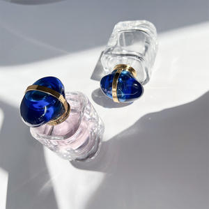 Flacons de parfum carrés en verre transparent 30ml 50ml, contenants de luxe vides avec bouchon argenté pour l'emballage d'huiles essentielles en gros - Product Image 2