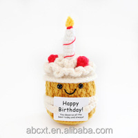 Décoration d'intérieur créative et mignonne : Poupée gâteau d'anniversaire en crochet, faite main, motif positif, pour anniversaire