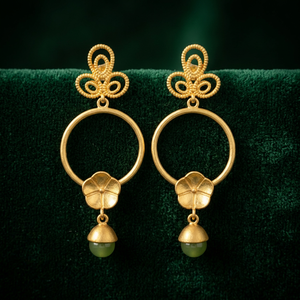 Boucles d'oreilles clous en laiton faites à la main avec perles, plaquées argent, classiques pour les soirées - Product Image 3