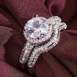 Anillo de compromiso clásico para mujer Q951 con diamante cultivado en laboratorio de corte brillante redondo, con halo y banda pavé. - Product Image 1