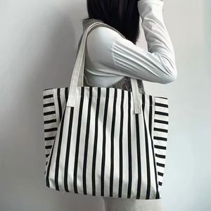 Bolsa de Lona de Gran Capacidad y Alta Calidad para Viaje o Playa, Personalizable, Ecológica, Resistente, con Asa Larga a Rayas, Cierre de Cremallera y Botón - Product Image 3